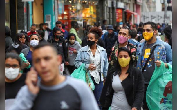 Pessoas com máscaras faciais no comércio popular de São Paulo
