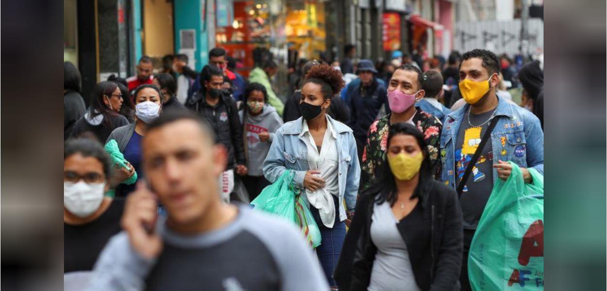 Pessoas com máscaras faciais no comércio popular de São Paulo