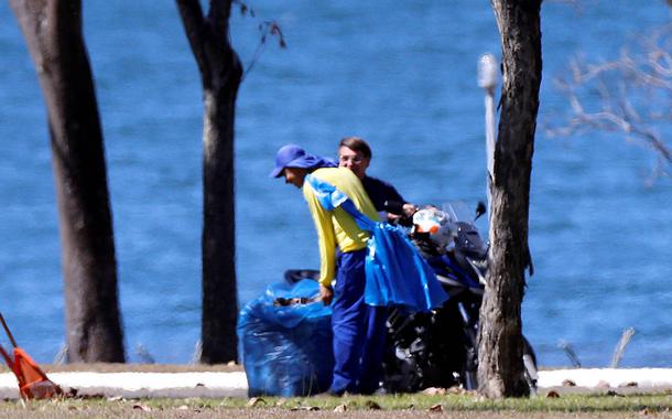 Com Covid, Bolsonaro passeia sem máscara pelo Alvorada