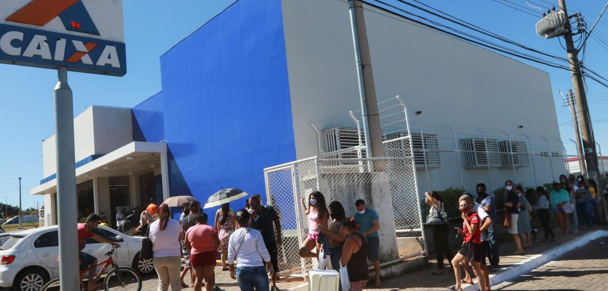 Fila para auxílio emergencial em unidade da Caixa Econômica