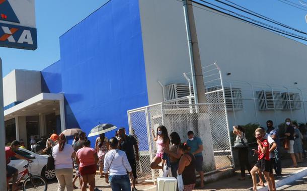 Fila para auxílio emergencial em unidade da Caixa Econômica