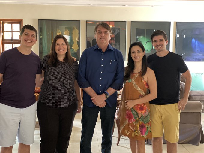 Bia Kicis junto com sua família e Jair Bolsonaro