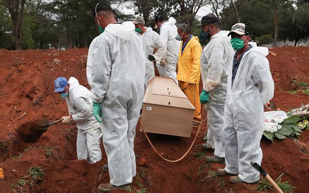 Enterro de vítima da Covid-19 no cemitério da Vila Formosa, em São Paulo (SP)