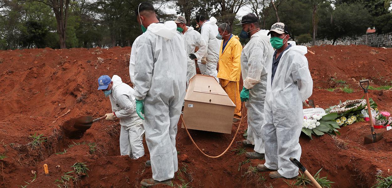 Enterro de vítima da Covid-19 no cemitério da Vila Formosa, em São Paulo (SP)
