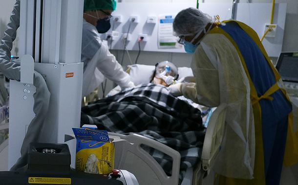 Paciente com Covid-19 em hospital de campanha no Rio de Janeiro (RJ)