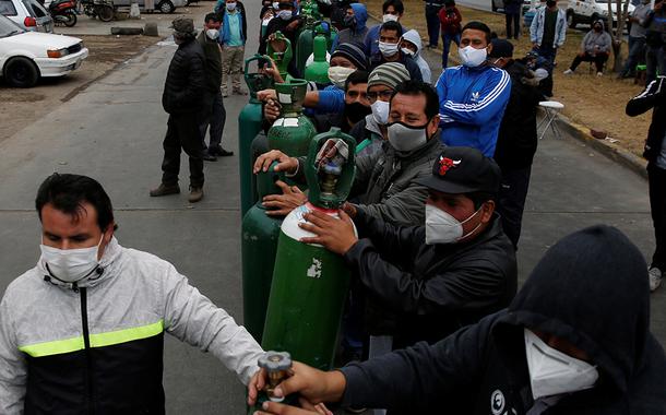 Pessoas fazem fila para recarregar cilindros de oxigênio em Lima, no Peru