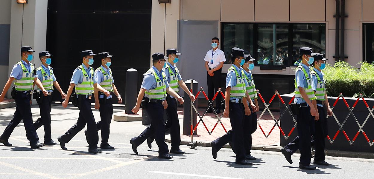 Policiais fazem patrulha em frente ao prédio que abrigava o consulado dos EUA em Chengdu, na China
