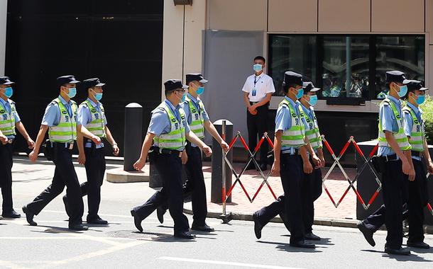 Policiais fazem patrulha em frente ao prédio que abrigava o consulado dos EUA em Chengdu, na China