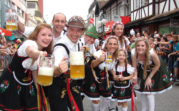 Loira bebe cerveja na Oktoberfest em Blumenau