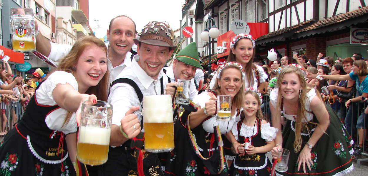 Loira bebe cerveja na Oktoberfest em Blumenau