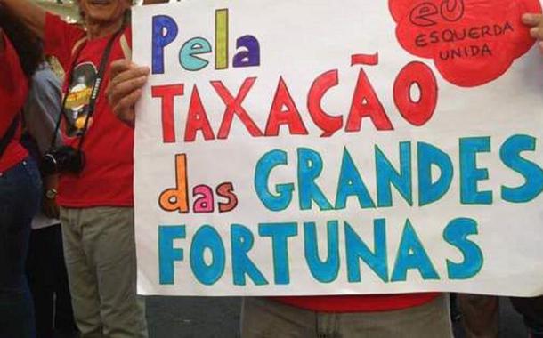 Manifestante protesta pela taxação de grandes fortunas