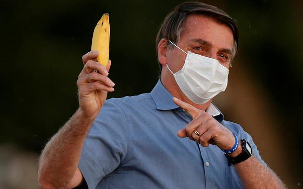 Jair Bolsonaro segura banana no Palácio da Alvorada