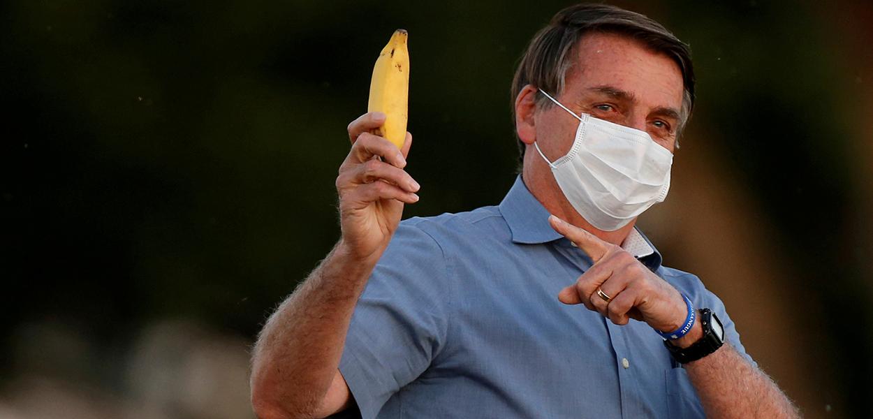 Jair Bolsonaro segura banana no Palácio da Alvorada