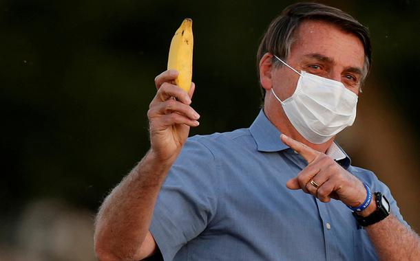 Jair Bolsonaro segura banana no Palácio da Alvorada