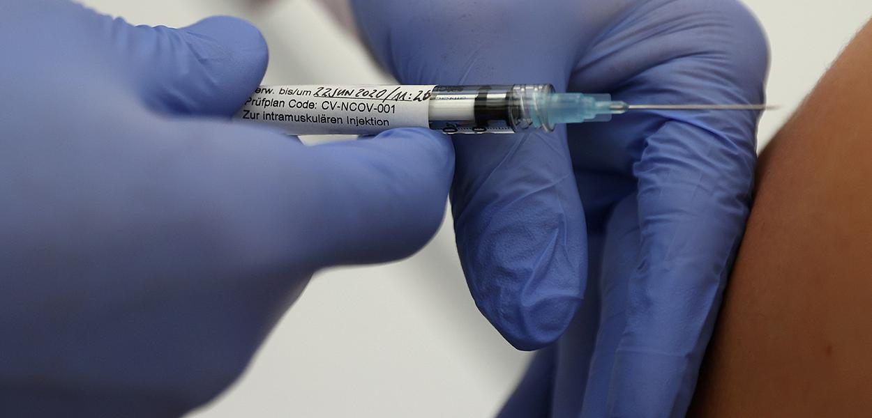 Potencial vacina contra Covid-19 é aplicada em Tuebingen, na Alemanha