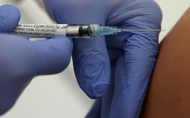 Potencial vacina contra Covid-19 é aplicada em Tuebingen, na Alemanha