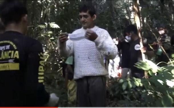 Indígenas prendem invasor