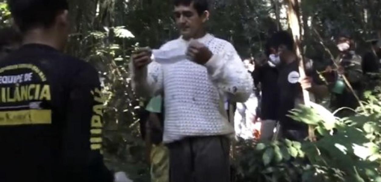 Indígenas prendem invasor