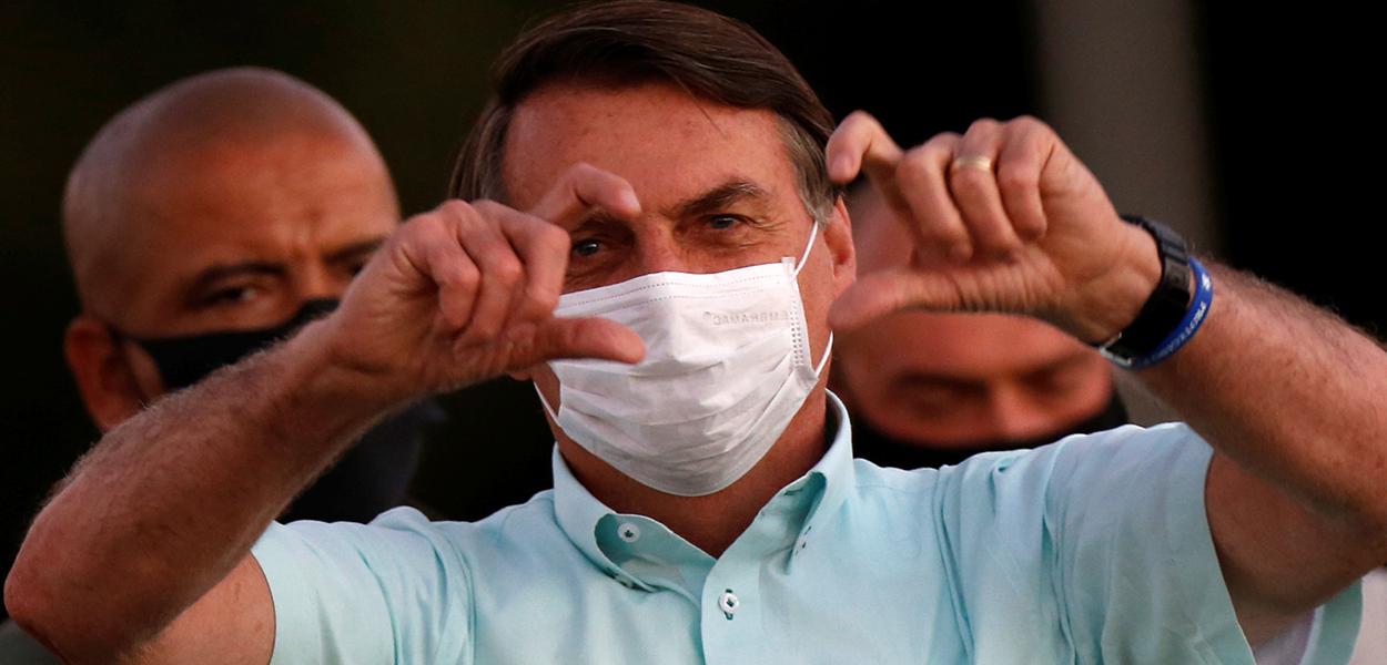 Jair Bolsonaro gesticula para apoiadores no Palácio da Alvorada, em Brasília