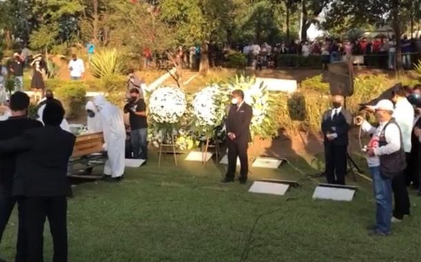 Enterro de pastor bolsonarista causa aglomeração em Cuiabá