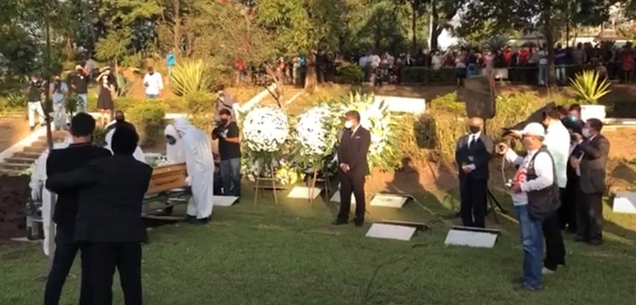 Enterro de pastor bolsonarista causa aglomeração em Cuiabá