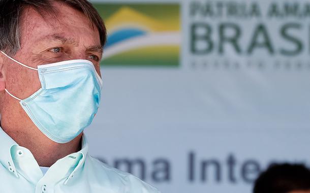 Jair Bolsonaro de máscara