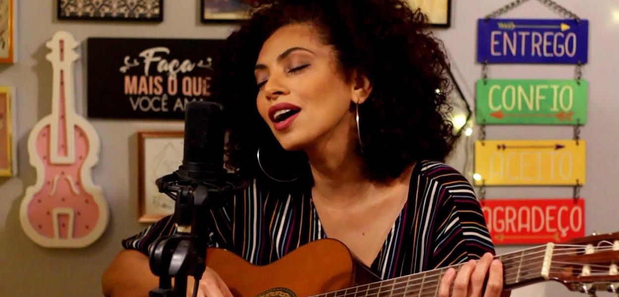 Cantora e compositora Alliye de Oliveira