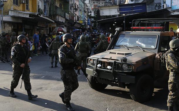 Militares operando na favela da Rocinha para combater confrontos entre facções de traficantes de drogas
