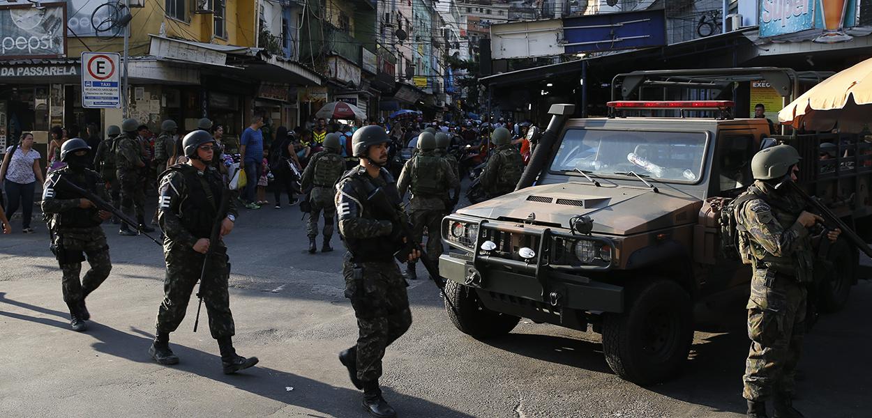 Militares operando na favela da Rocinha para combater confrontos entre facções de traficantes de drogas