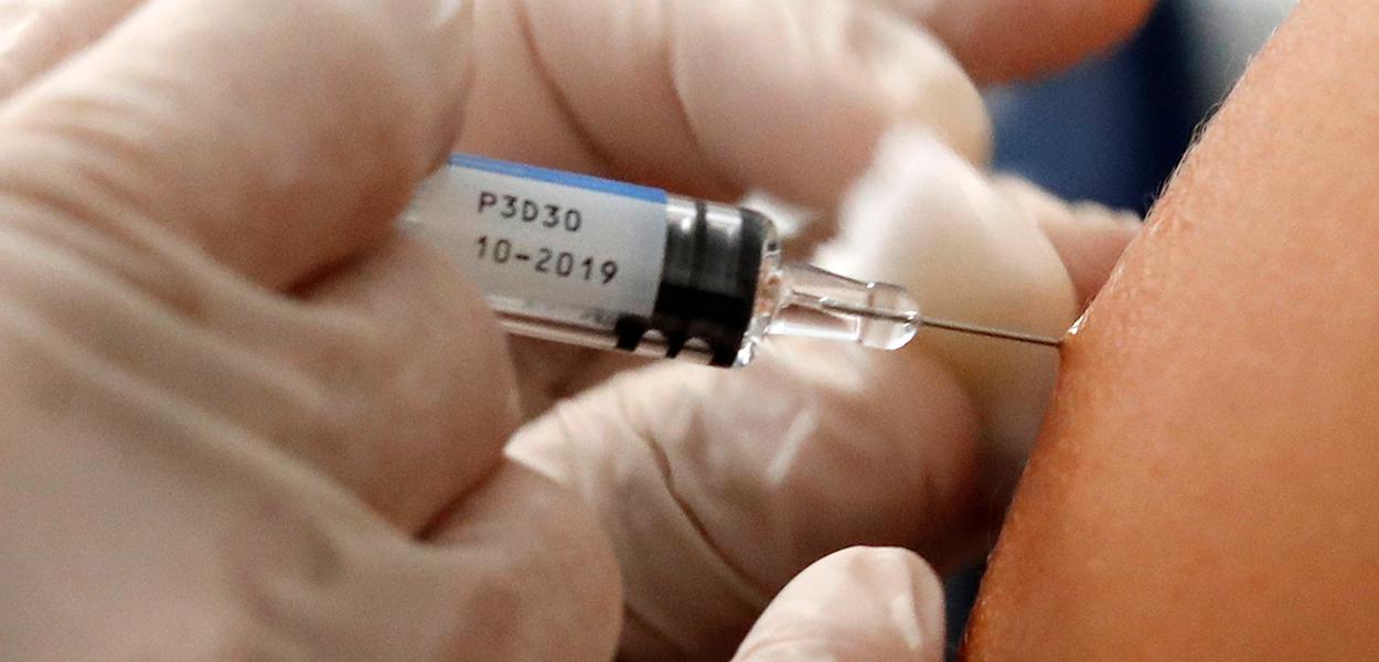 Pessoa é vacinada em campanha de vacinação contra a gripe sazonal em Nice, na França 24/10/2018