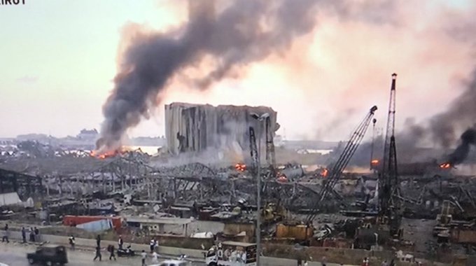 Grande explosão na zona portuária de Beirute, no Líbano