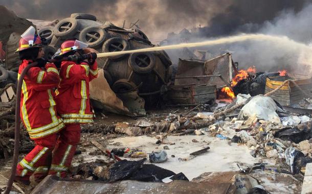 Bombeiros combatem chamas após explosão em Beirute 04/08/2020