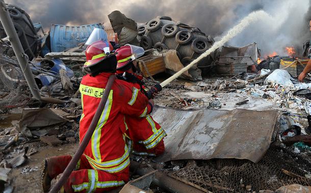 Bombeiros trabalham em área atingida por explosão em Beirute 04/08/2020