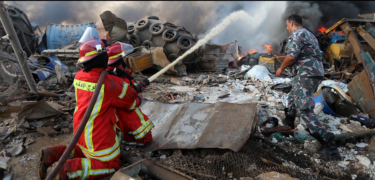 Bombeiros trabalham em área atingida por explosão em Beirute 04/08/2020