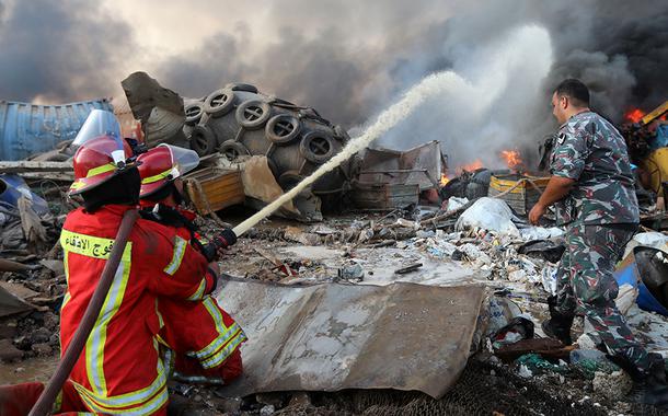 Bombeiros trabalham em área atingida por explosão em Beirute