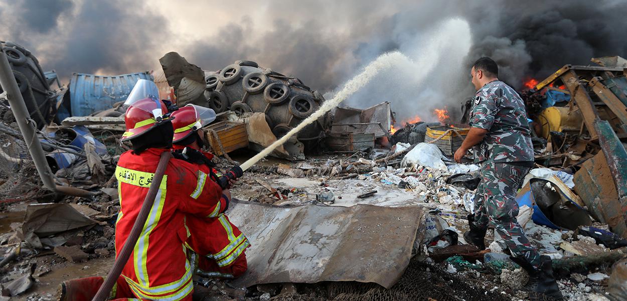 Bombeiros trabalham em área atingida por explosão em Beirute