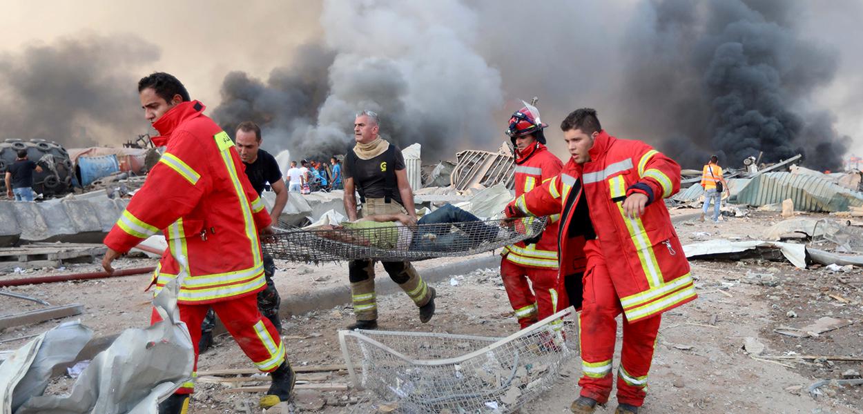 Bombeiros retiram homem ferido do local de explosão em Beirute