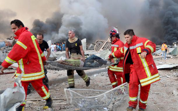 Bombeiros retiram homem ferido do local de explosão em Beirute