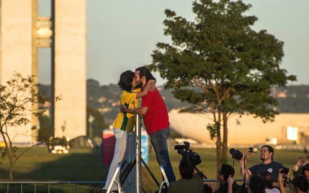 "O muro da Esplanada é um crime de dois mandantes: Eduardo Cunha e Michel Temer. E de muitos cúmplices. É mais uma infâmia, para constar do corolário de infâmias que a História reserva a todos os golpistas e às suas tentativas de golpes", diz Carlos Odas, em artigo especial para o 247; "O muro da Esplanada é um crime em muitos sentidos, entre eles o político e o estético. É, por todos os ângulos, a estética do golpe. Por isso será derrubado, como o golpe, e por sobre seus escombros construiremos pontes. Para nos encontramos na democracia, onde há ternura e tensão, como num beijo entre pessoas que se amam"
