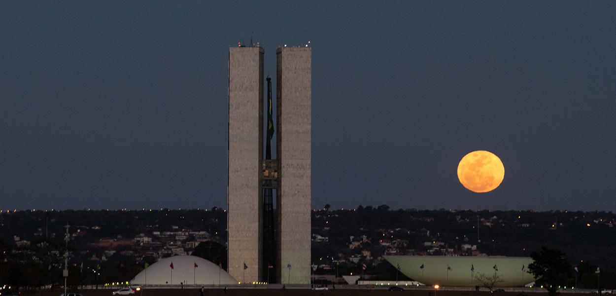 Fachada do Congresso Nacional, a sede das duas Casas do Poder Legislativo brasileiro, em noite de lua cheia. 4 de agosto de 2020