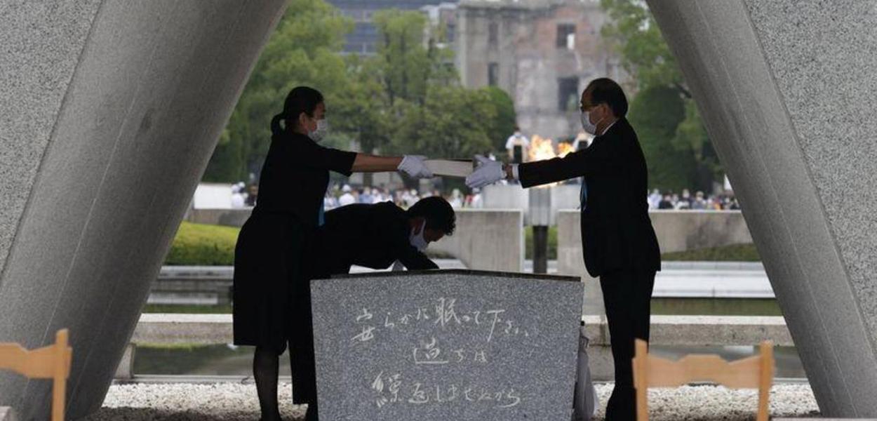 Lista com nomes de mortos na guerra é entregue ao prefeito de Hiroshima, Kazumi Matsui, por representante das famílias das vítimas da bomba atômica, no Parque da Paz Kyodo