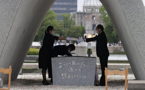 Lista com nomes de mortos na guerra é entregue ao prefeito de Hiroshima, Kazumi Matsui, por representante das famílias das vítimas da bomba atômica, no Parque da Paz Kyodo
