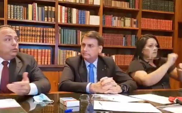 Jair Bolsonaro ao lado de Eduardo Pazuello durante live