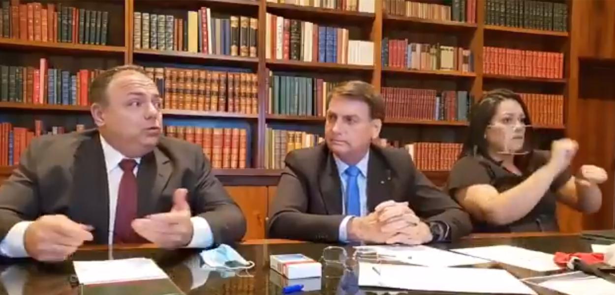 Jair Bolsonaro ao lado de Eduardo Pazuello durante live