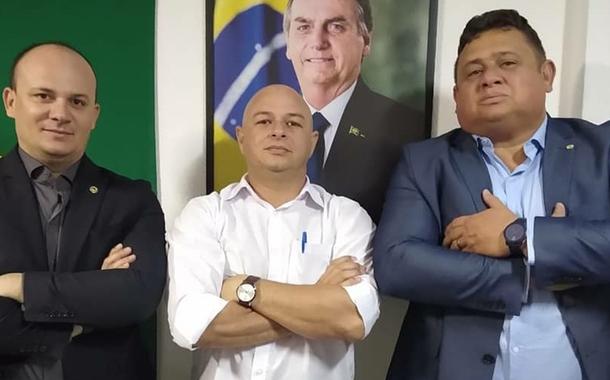 O cabo Rui, no meio da foto.