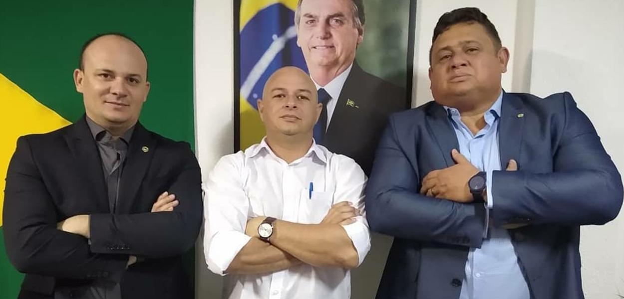O cabo Rui, no meio da foto. (Foto: Reprodução) O cabo Rui, no meio da foto.
