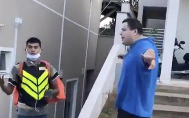 Rapaz faz ataques racistas contra motoboy em SP