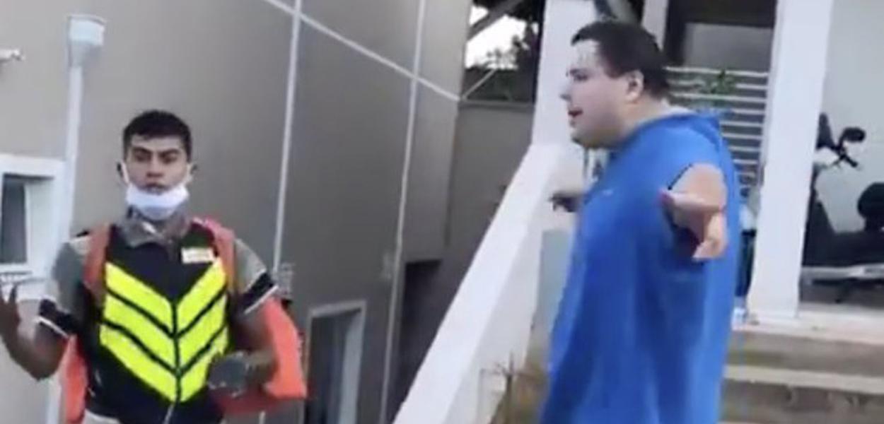 Rapaz faz ataques racistas contra motoboy em SP