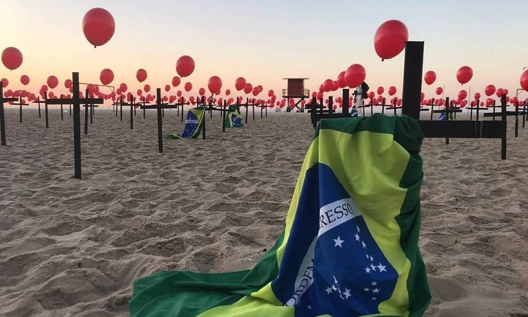 Protesto em Copacabana, no Rio, pelos 100 mil mortos pela Covid-19