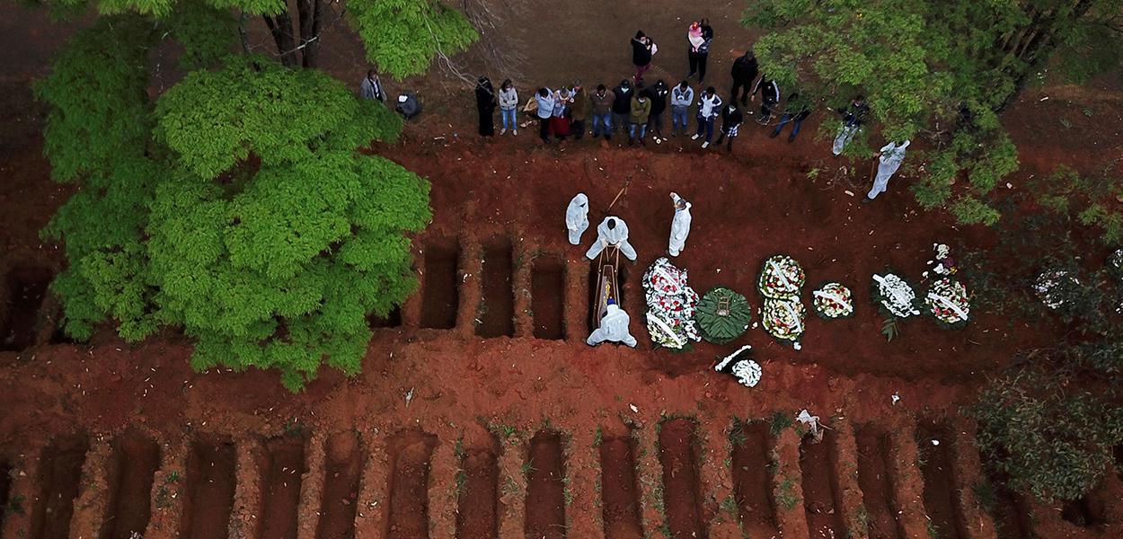 Enterro no cemitério Vila Formosa, em São Paulo